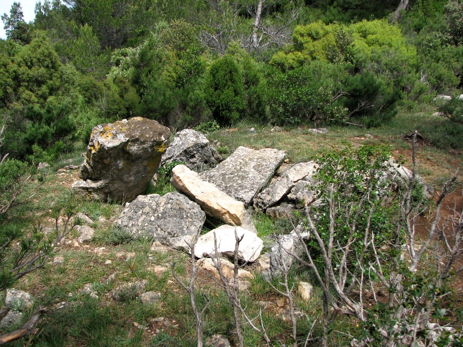 dolmen de l amarron var la roquebrussanne la celle