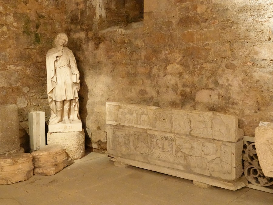 statue st victor sarcophage brebis cerfs sacristie crypte saint victor marseille
