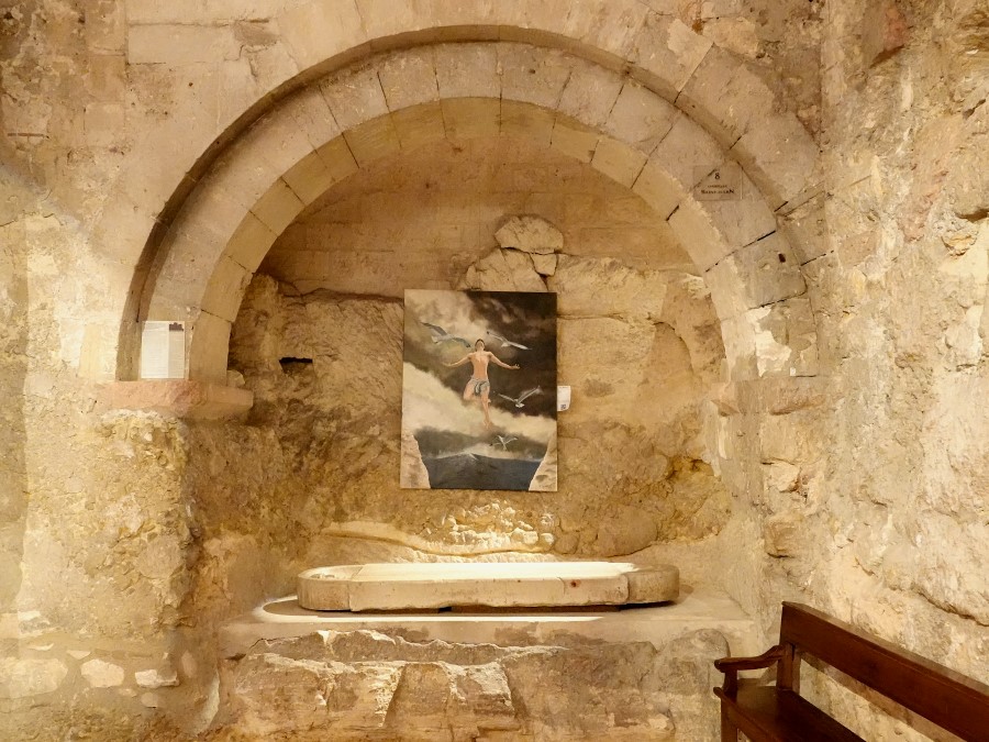 dalle funeraire abbe isnar crypte abbaye saint victor marseille