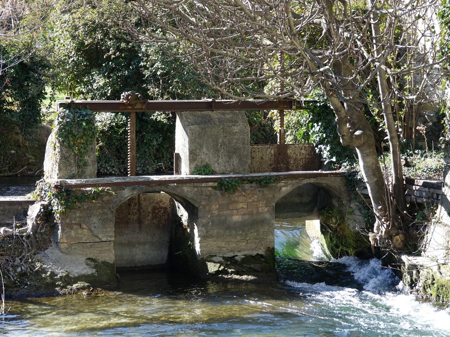 isle sorgue roue aubes moulin
