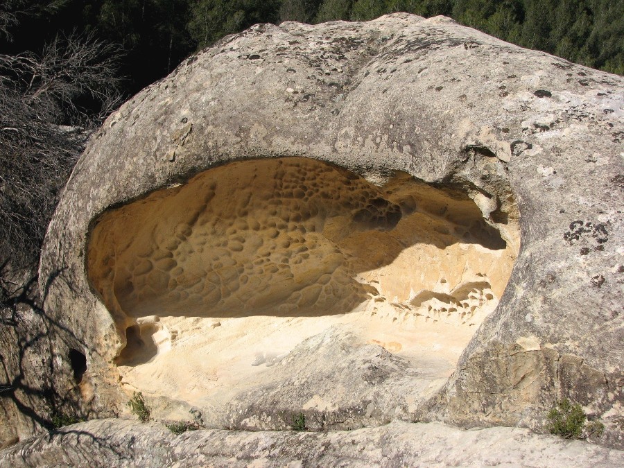 pierre creux erosion trou