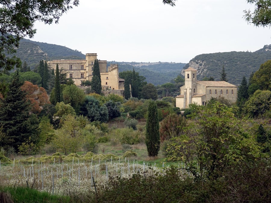 lourmarin chateau eglise