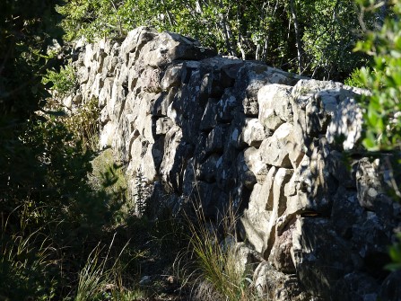 opidum courtine ollioules mur
