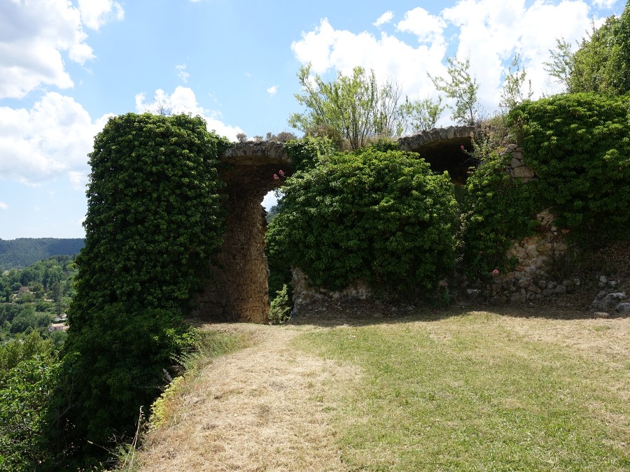 tours chateau medieval salerne var france