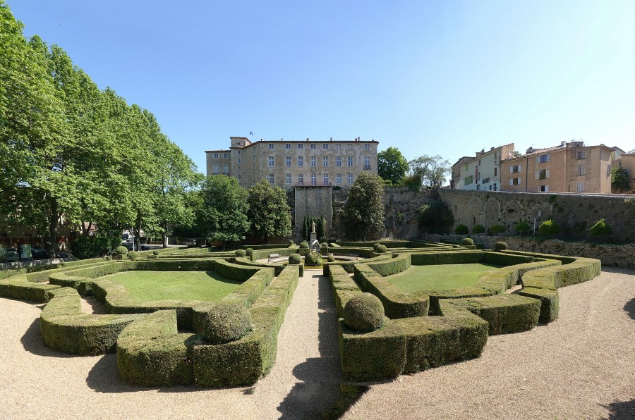 entrecasteaux var chateau jardin