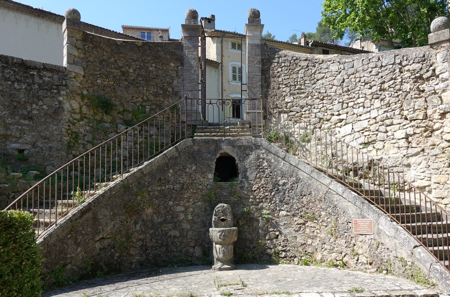 porte jardin chateau entrecasteaux escalier